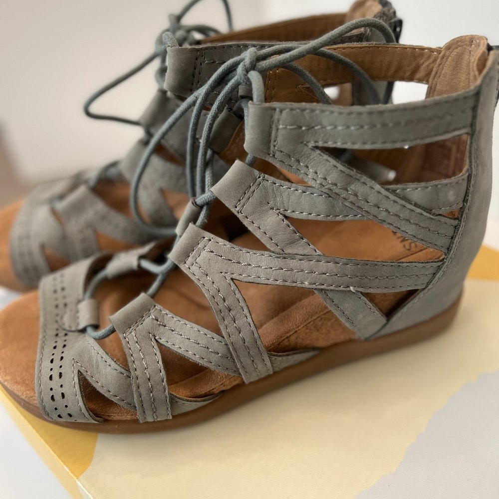 Earth Origins Corie Leather Gladiator Wedge Sandals Women's US 7.5 Pearl Blue